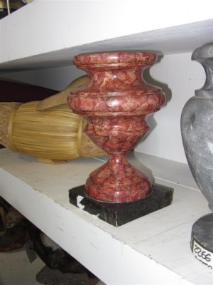 Vaso scenografico portacandea in legno, effetto marmo rosso.